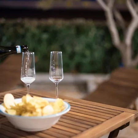 Casa Olivia - Casa Indipendente Nel Centro Di A 3 Minuti A Piedi Dal Lungomare, 5 Minuti A Piedi Dalla Piu Vicina E Vicinissima Alle Spiagge Piu Belle Della Costa Smeralda カンニジョネ