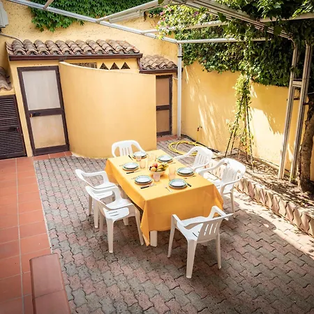 Casa Olivia - Casa Indipendente Nel Centro Di A 3 Minuti A Piedi Dal Lungomare, 5 Minuti A Piedi Dalla Piu Vicina E Vicinissima Alle Spiagge Piu Belle Della Costa Smeralda
