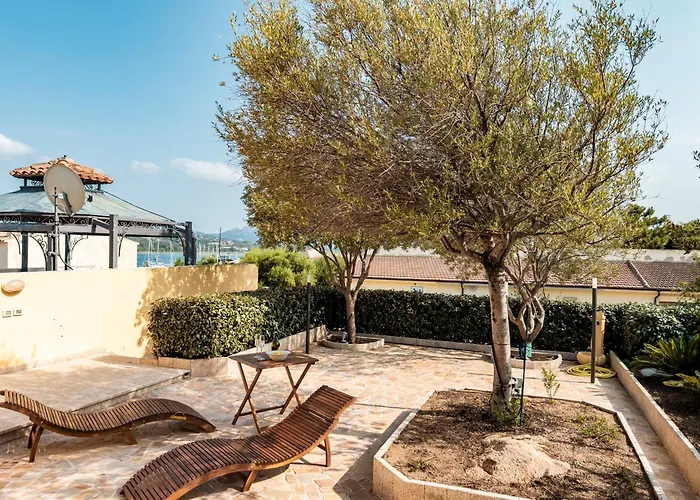 Tatil Evi Casa Olivia - Casa Indipendente Nel Centro Di A 3 Minuti A Piedi Dal Lungomare, 5 Minuti A Piedi Dalla Piu Vicina E Vicinissima Alle Spiagge Piu Belle Della Costa Smeralda