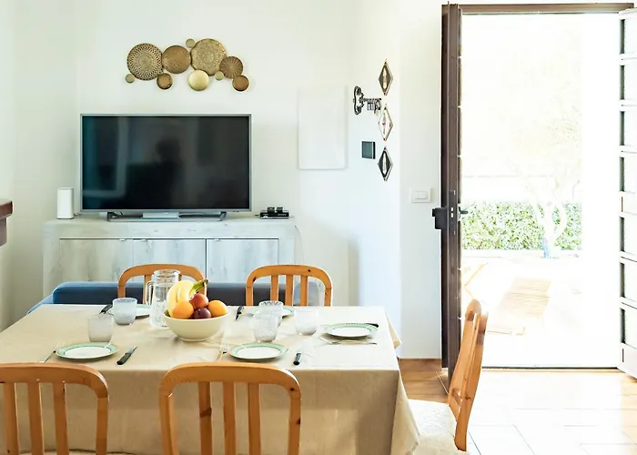 Casa Olivia - Casa Indipendente Nel Centro Di A 3 Minuti A Piedi Dal Lungomare, 5 Minuti A Piedi Dalla Piu Vicina E Vicinissima Alle Spiagge Piu Belle Della Costa Smeralda * Cannigione