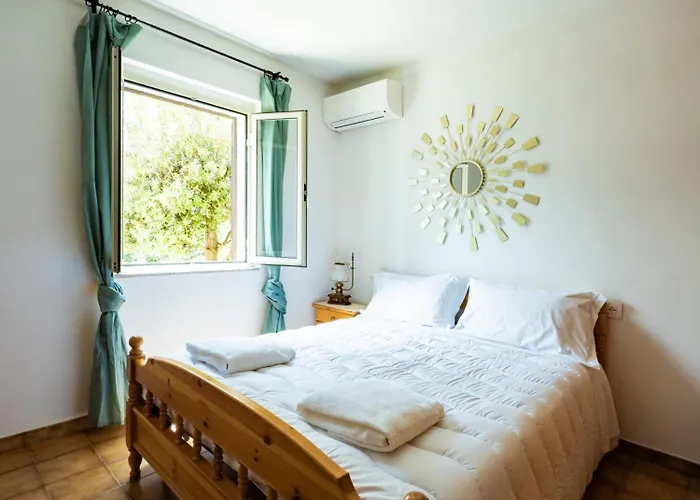 Casa Olivia - Casa Indipendente Nel Centro Di A 3 Minuti A Piedi Dal Lungomare, 5 Minuti A Piedi Dalla Piu Vicina E Vicinissima Alle Spiagge Piu Belle Della Costa Smeralda * Cannigione