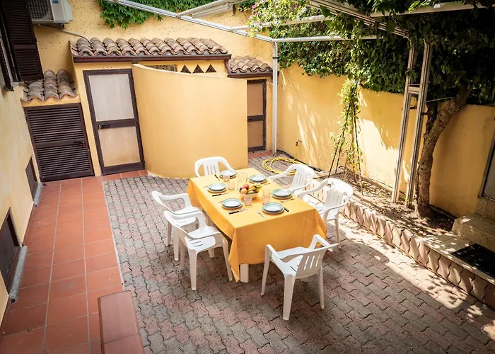 Casa Olivia - Casa Indipendente Nel Centro Di A 3 Minuti A Piedi Dal Lungomare, 5 Minuti A Piedi Dalla Piu Vicina E Vicinissima Alle Spiagge Piu Belle Della Costa Smeralda